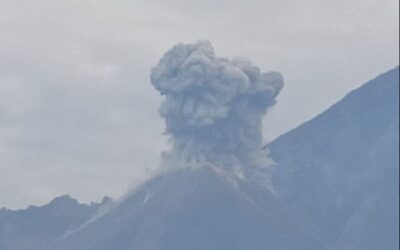 Volcán Santiaguito genera columnas de gas y ceniza que alcanzan de 800 a 900 metros