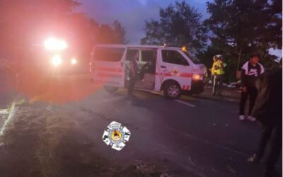 Rescatan con vida a piloto de tráiler accidentado en la ruta Interamericana