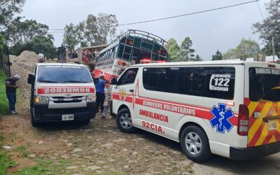 Atienden a siete pasajeros, entre ellos cuatro niños, tras accidente de bus