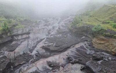 Descenso de lahar en el río Tambor, debido a las lluvias en el volcán Santiaguito.