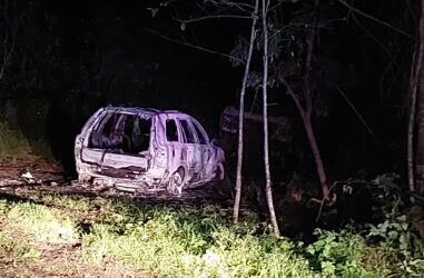 Localizan cadáver en vehículo calcinado