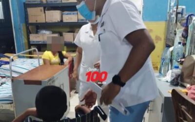 Niño se esconde en tienda para evitar que su madre lo deje amarrado