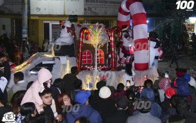 Desarrollan desfile navideño en La Esperanza