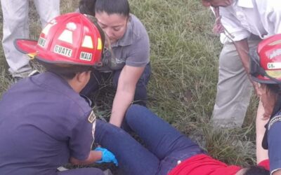 Mujer, quien estaba a la orilla de carretera, fue arrollada por motorista