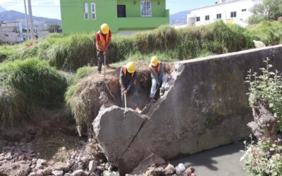 Construyen muro de contención en el río Seco