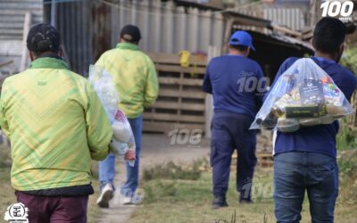 Entregan bolsas navideñas a familias en condiciones vulnerables