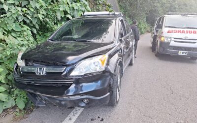 Atienden a tres personas tras colisión de vehículo contra roca