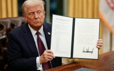 Trump ofrece a empleados federales una indemnización de siete meses de salario si renuncian