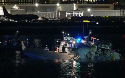 Continúan misión de recuperación e investigación de accidente aéreo en Washington