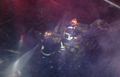 Bomberos sofocan incendio en bodega de materiales de construcción