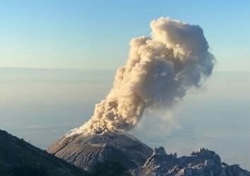Volcán Santiaguito con desgasificación este martes