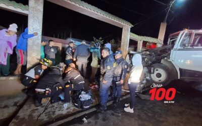 Piloto de camión herido al impactar contra muro de vivienda