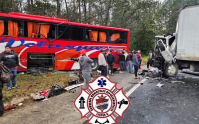 Ocho heridos deja colisión de bus y camión