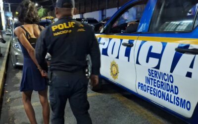 Hombre, quien iba vestido de mujer, fue detenido por portar arma de fuego