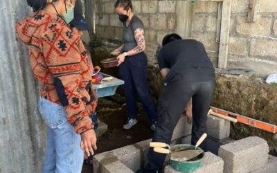 Estudiantes de español elaboran estufa sostenible en Quetzaltenango