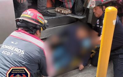 Menor de edad y abuela caen de microbús