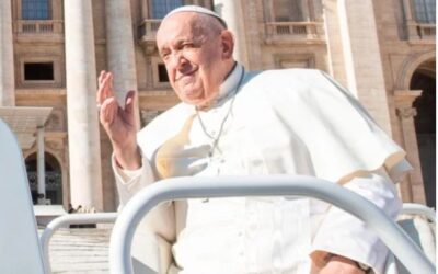 Papa Francisco mejora en el hospital, está alerta y trabajando: el Vaticano