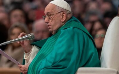 El papa Francisco duerme bien y sigue con su recuperación, mientras miles oran por su salud en el Vaticano