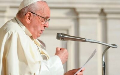Papa Francisco descansa y se sienta erguido mientras fieles católicos rezan en Roma por su recuperación