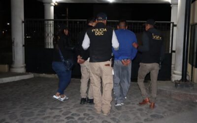PNC captura en Quetzaltenango a dos hombres quienes llevaban más de Q100 mil