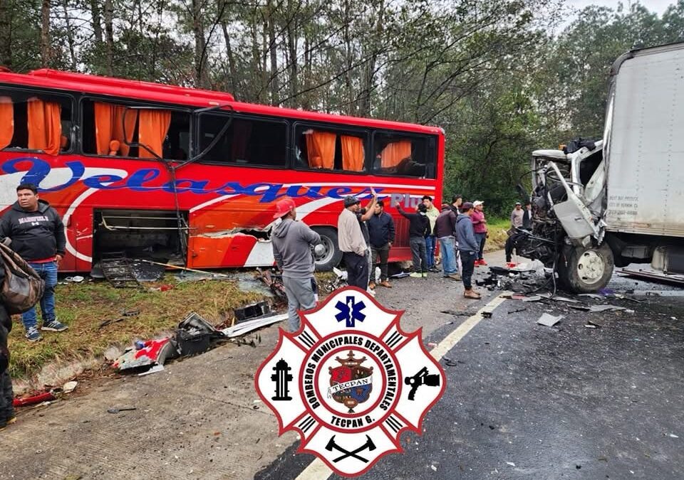 Sololá: Ocho heridos tras choque de pullman con camión