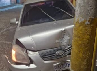Vehículo impacta contra poste en la zona 1 de Quetzaltenango