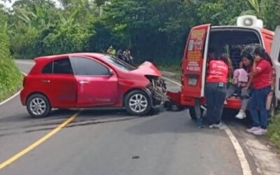 Colisión de vehículo y panel deja seis heridos