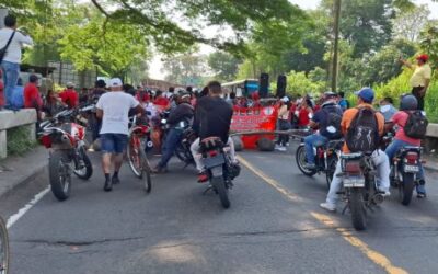 Salubristas bloquean 16 puntos en Guatemala
