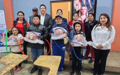 Entregan material educativo y deportivo a niños y niñas en Quetzaltenango