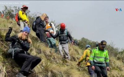 Rescatan a 23 turistas estadounidenses y europeos atrapados en un derrumbe en Cusco