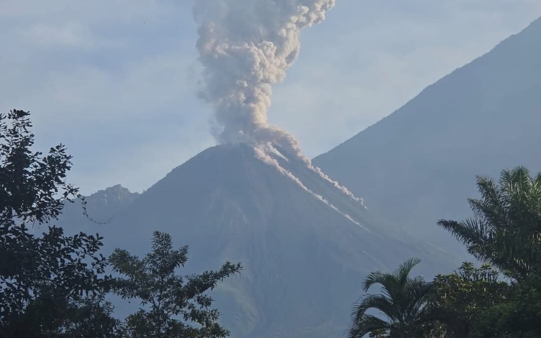 Volcán Santiaguito presenta de 3 a 7 explosiones moderadas por hora.