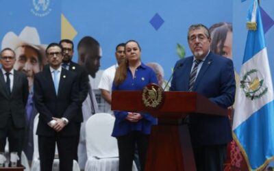 Presidente de Guatemala anuncia aumento salarial a maestros y administrativos