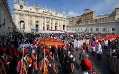 Féretro del papa Francisco es trasladado a la Basílica de San Pedro