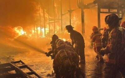 Fábrica de muebles consumida por incendio en la zona 10 de Guatemala