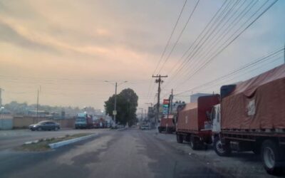 Vecinos denuncian que camiones estacionados no tienen señalización y eso genera accidentes