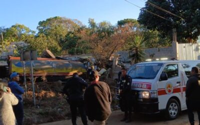 Dos tripulantes de camión cisterna mueren en accidente