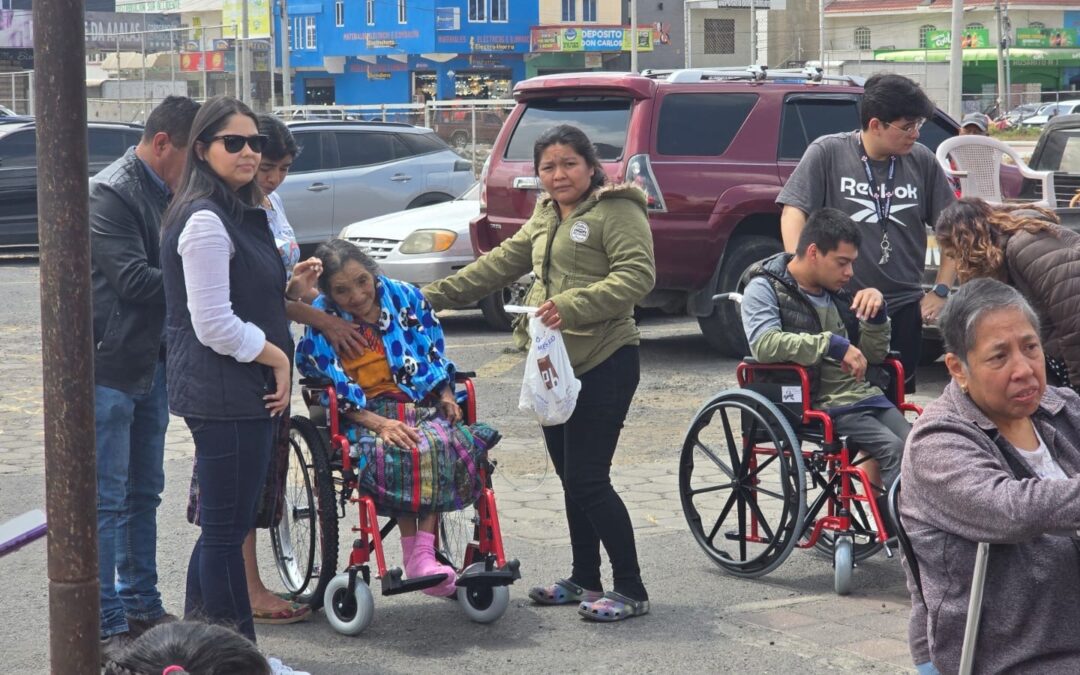 Club Rotario Los Altos, entrega varias sillas a niños y personas adultas tras convocatoria realizada en redes sociales.