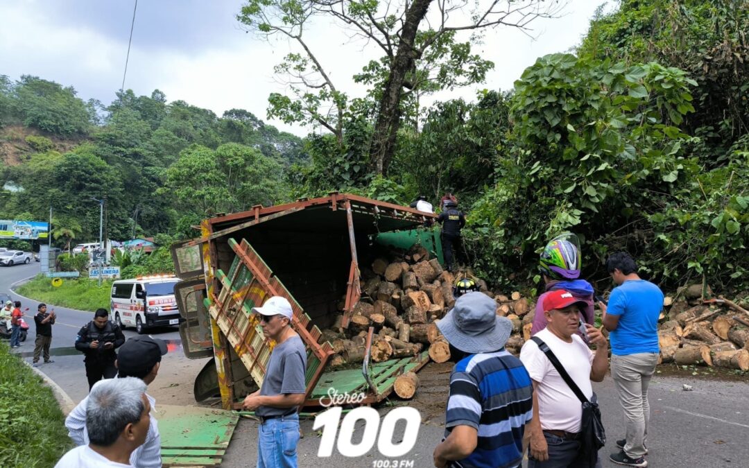 Piloto de camión pierde los frenos y el control del vehículo pesado, provocando accidente.