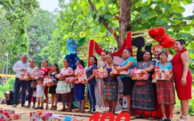 Festejan a lo grande a mamá.