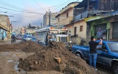Retiran lodo y tierra de vía principal en Almolonga tras intensas lluvias