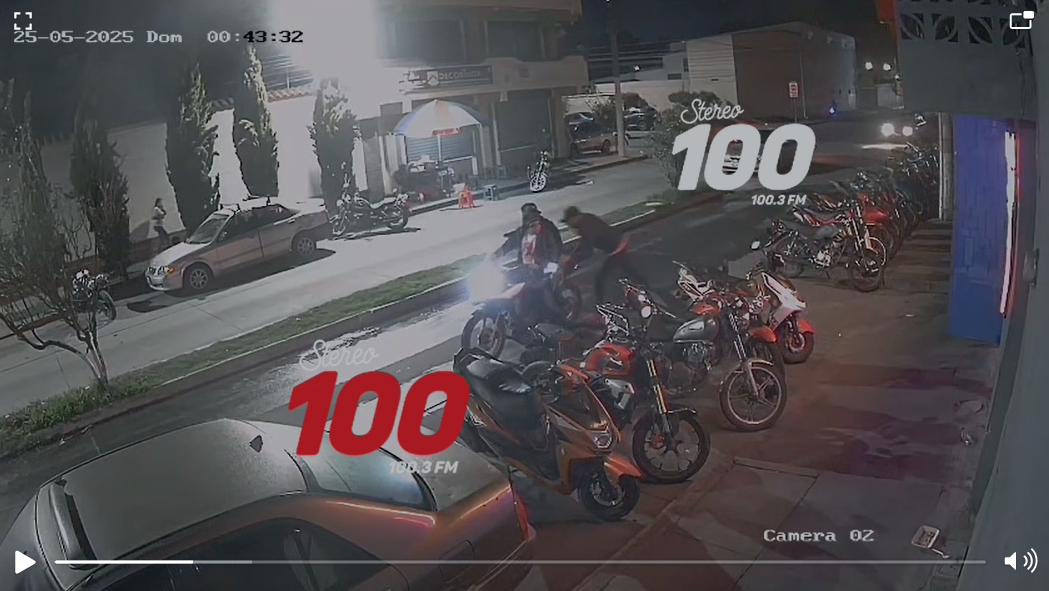 Momento en que lanzan artefacto explosivo contra discoteca en la zona 3 de Xela