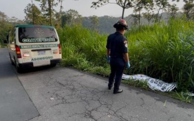Localizan cadáver de hombre a la orilla de carretera