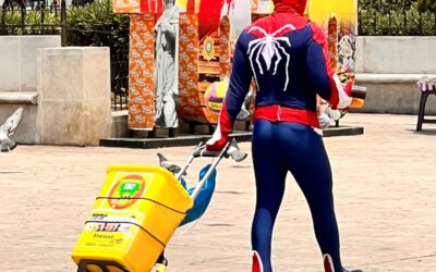 Joven emprendedor en Totonicapán se disfraza para vender helados