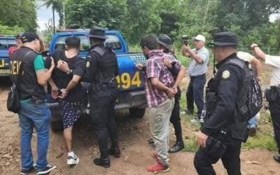 Condenan a 56 y 64 años en prisión a sicarios por asesinato de piloto y ayudante de bus