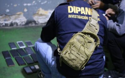 Localizan 21 teléfonos durante requisa en cárcel de Quetzaltenango