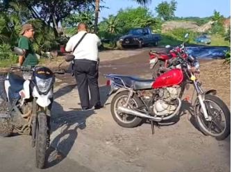 Motorista resulta herida al impactar contra vehículo pesado