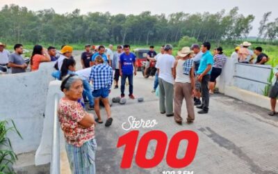 Vecinos impiden el paso de camiones por severos daños en puente