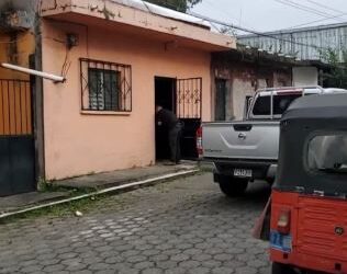 Rescatan a hombre en vivienda abandonada en Mazatenango