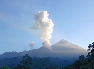 Conred reporta caída de ceniza del volcán Santiaguito