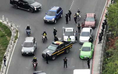 Nueve taxis piratas consignados en zona 18.